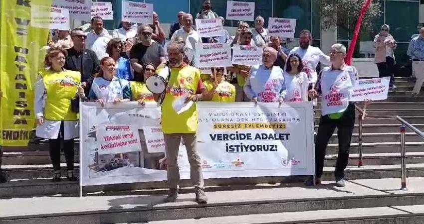 Aile hekimlerinden “vergide adalet” eylemi: “Vatandaşın sağlığı ile kumar mı oynuyorsunuz” Aile hekimleri ve aile sağlığı çalışanları, ağırlaşan vergi yüküne karşı