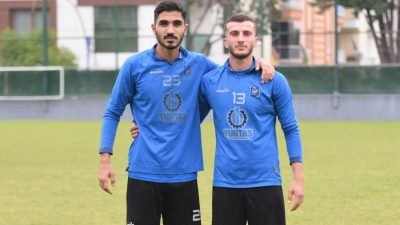 Yunusemre Belediyespor'un Futbol A Takımı oyuncularından Yiğithan Turhan ve Latif