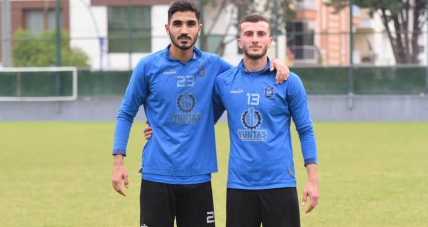 Yunusemre Belediyespor'un Futbol A Takımı oyuncularından Yiğithan Turhan ve Latif