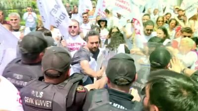 Türkiye’nin farklı bölgelerinden Ankara'ya gelen Özel Sektör Öğretmenleri Sendikası üyeleri,