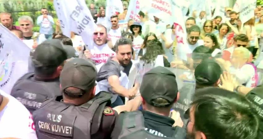 Türkiye’nin farklı bölgelerinden Ankara'ya gelen Özel Sektör Öğretmenleri Sendikası üyeleri,