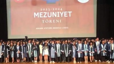Başkent’in köklü okullarından Atatürk Anadolu Lisesi'nde mezuniyet töreni düzenlendi. Keplerini