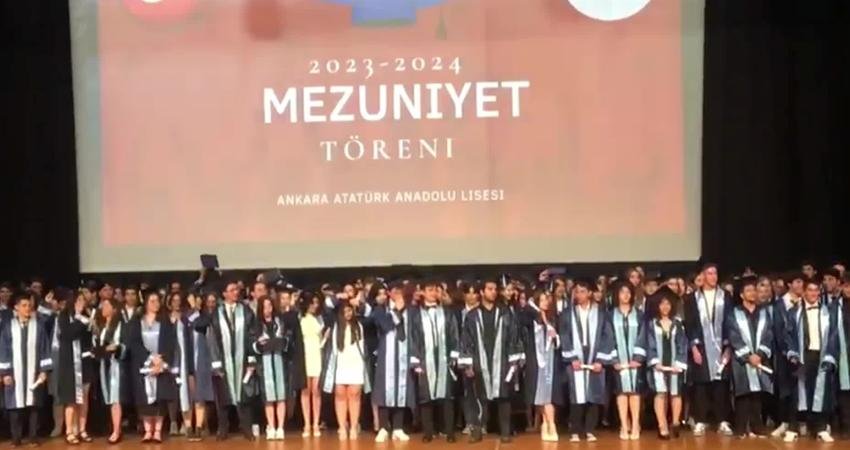 Başkent’in köklü okullarından Atatürk Anadolu Lisesi'nde mezuniyet töreni düzenlendi. Keplerini