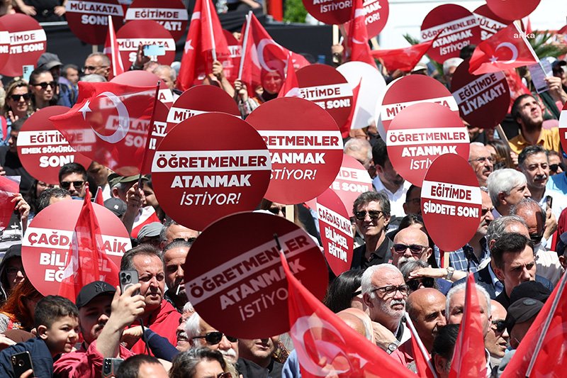 chpden-istanbulda-buyuk-egitim-mitingi-ozgur-ozelden-erdogana-madem-atamayacaktin-bu-1-milyon-gunahsizi-niye-okuttun