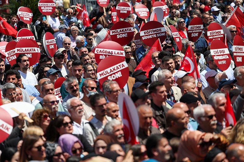 chpden-istanbulda-buyuk-egitim-mitingi-ozgur-ozelden-erdogana-madem-atamayacaktin-bu-1-milyon-gunahsizi-niye-okuttun