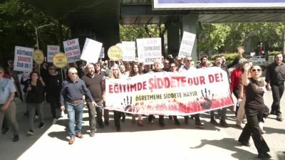 Öğretmenler, eğitimcilerin maruz kaldığı şiddete karşı Milli Eğitim Bakanlığı önünden