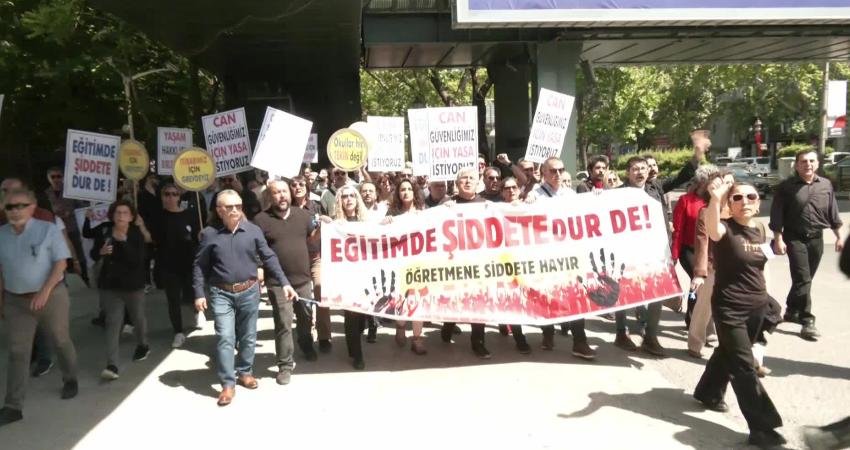 Öğretmenler, eğitimcilerin maruz kaldığı şiddete karşı Milli Eğitim Bakanlığı önünden