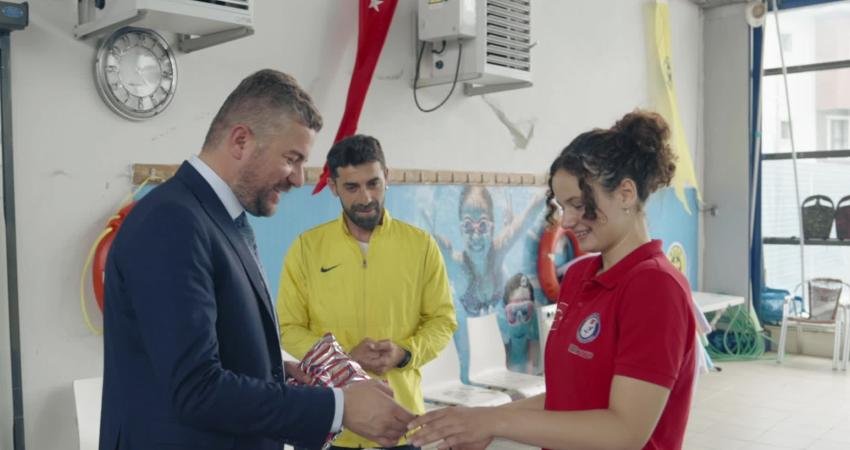 Buca Belediyesi Gençlik ve Spor Kulübü yüzücülerinden 14 yaşındaki Irmak