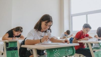 Bir ülke düşünün: Tüm ekonomik dayanaklarını yani sanayisini… Tarımını… Haberleşmesini…