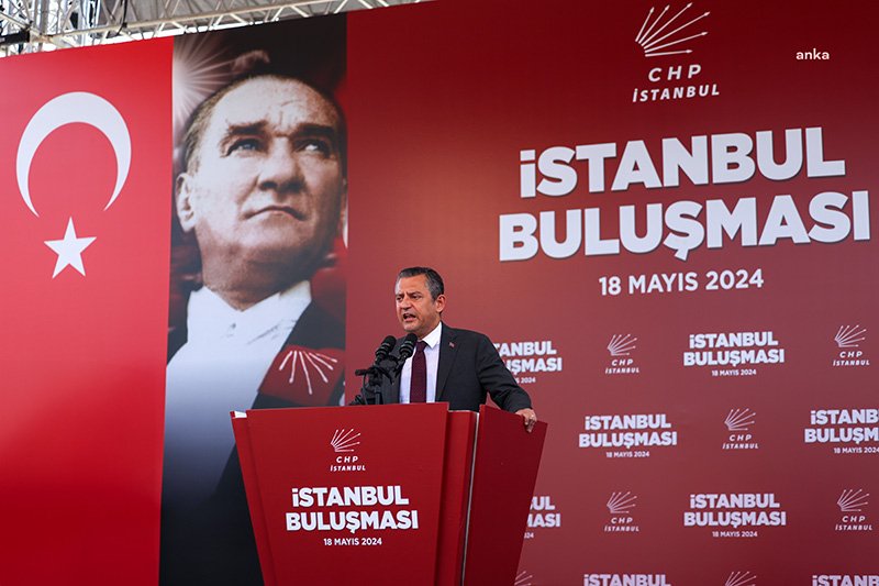 chpden-istanbulda-buyuk-egitim-mitingi-ozgur-ozelden-erdogana-madem-atamayacaktin-bu-1-milyon-gunahsizi-niye-okuttun