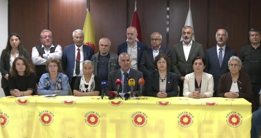 Eğitim-Sen Genel Merkezi’nde bir araya gelen eğitimciler, bazı siyasi partiler