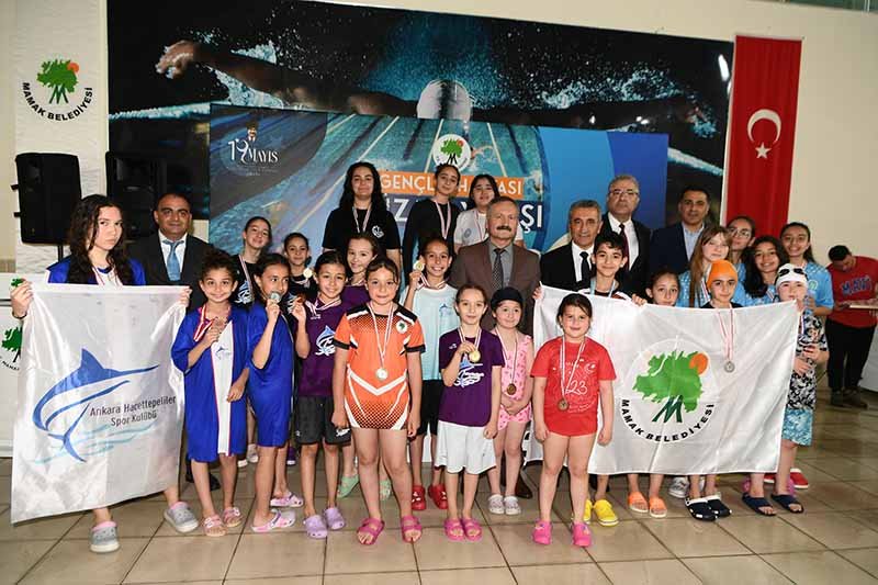 mamakta-cocuklar-19-mayisi-yuzerek-kutladi