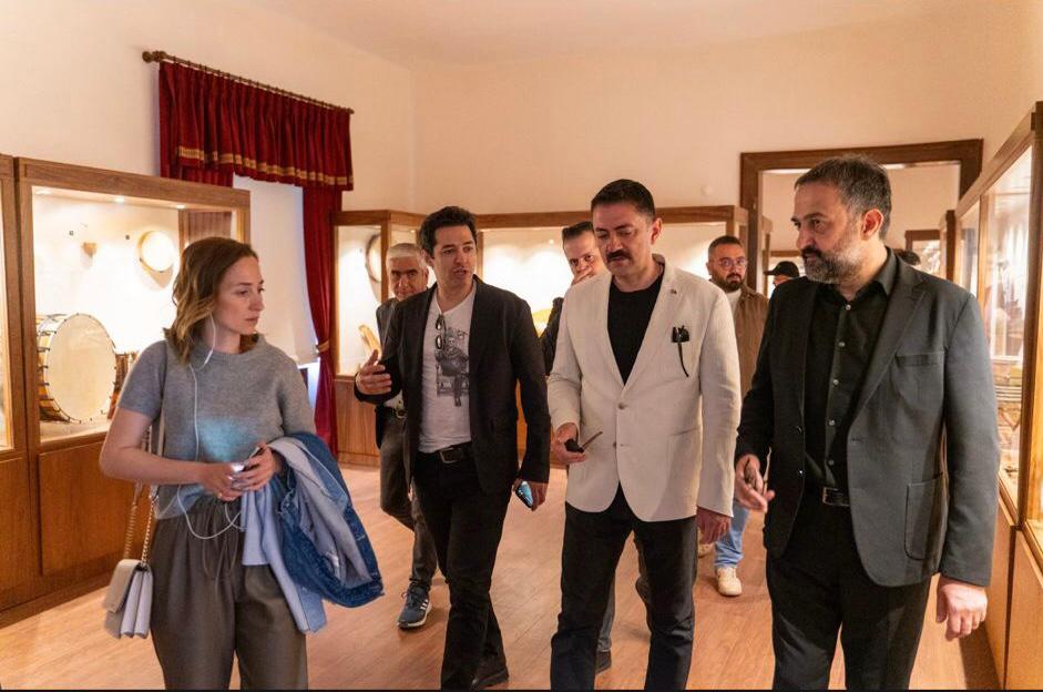 Sanatçı Mert Fırat, Mamak Belediyesi Müzik Müzesi’ni gezdi. 208 enstrümanın