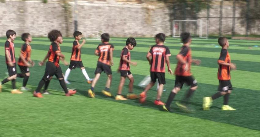 Güzeltepe Spor Kulübü; yüzlerce öğrenciyi, Beden Eğitimi ve Spor Meslek