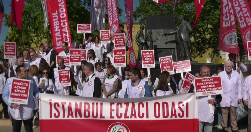 İstanbul Eczacılar Odası İktidarı ve Muhalefeti Uyardı: “Halk Sağlığı Tehdit Altında” İstanbul Eczacı Odası üyeleri, Türkiye'de bilimsel eczacılığın 185. yıl dönümü
