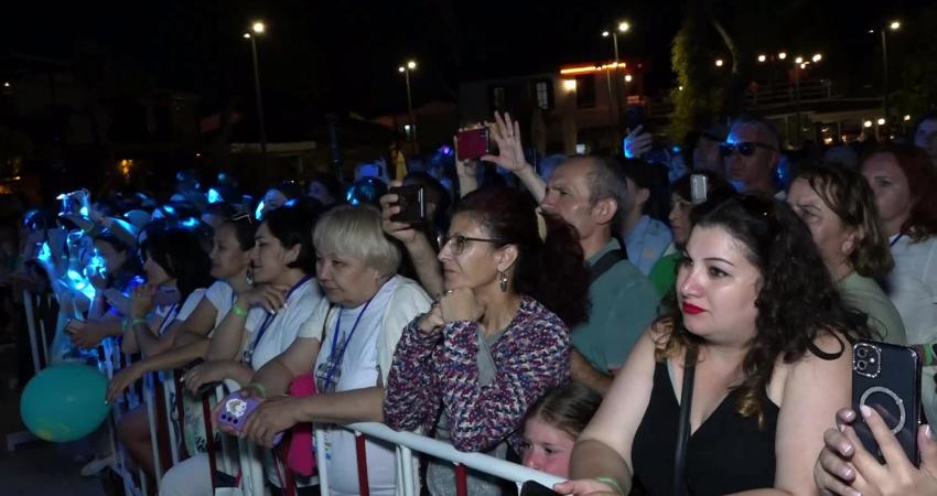 Manavgat Belediyesi’nin tarihi Side Limanı’nda düzenlediği ‘Dans ve Müzik Festivali’