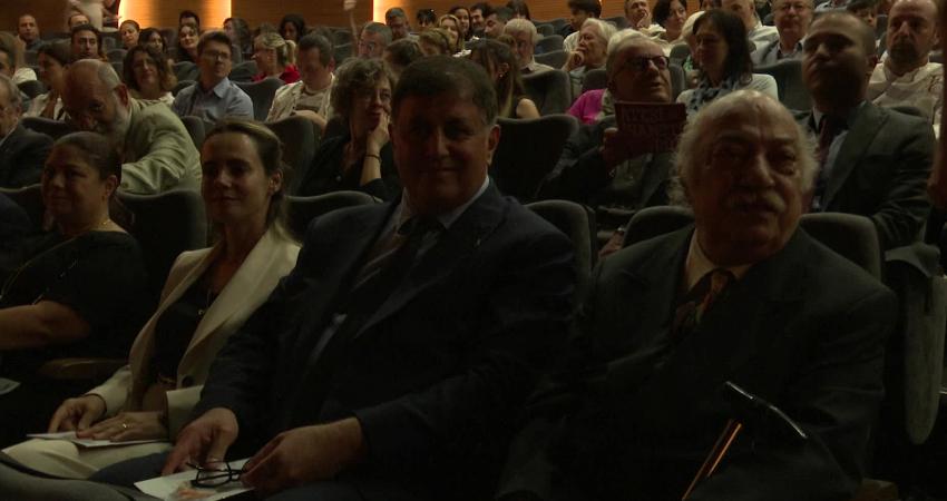 Nazım Hikmet’in “Yolcu” Oyununun Prömiyeri Yapıldı İzmir Büyükşehir Belediyesi Şehir Tiyatroları’nın yeni oyunu "Yolcu"nun prömiyeri, İsmet
