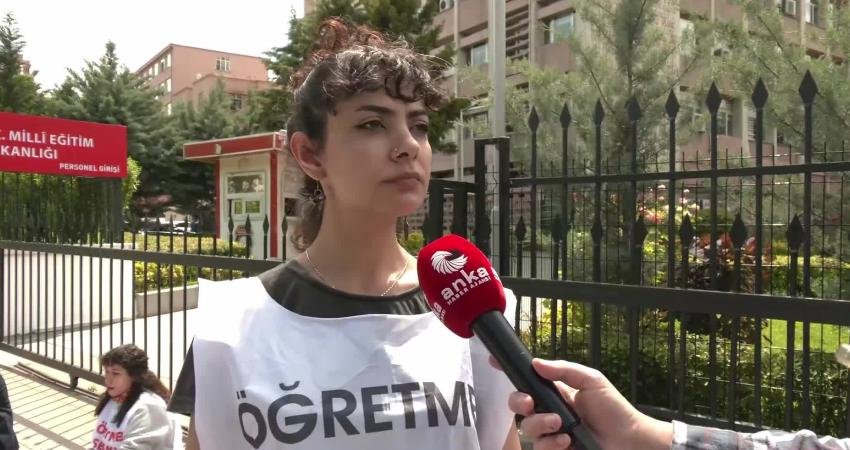 Milli Eğitim Bakanlığı önünde ‘taban maaş’ talebiyle oturma eylemi yapan