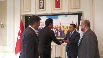 Esenyurt Belediye Başkanı Ahmet Özer’i makamında ziyaret eden oyuncu Mert