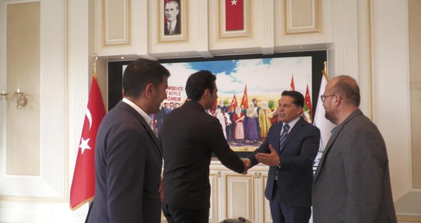 Esenyurt Belediye Başkanı Ahmet Özer’i makamında ziyaret eden oyuncu Mert