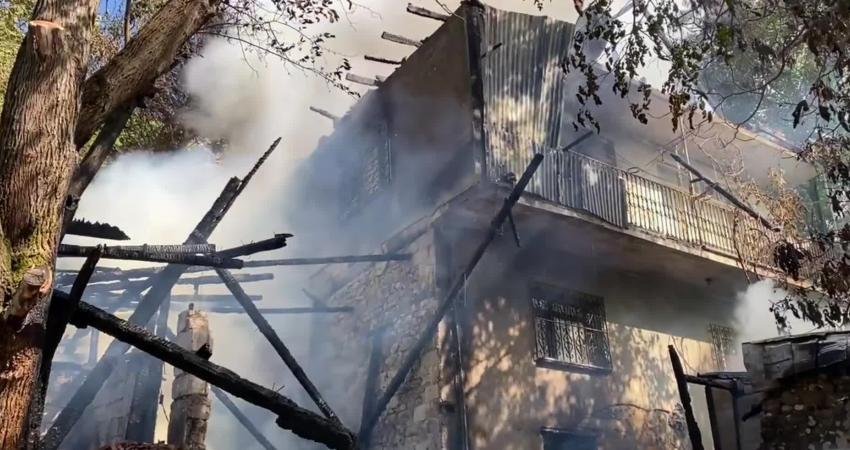 Safranbolu’da iki katlı betonarme evde yangın çıktı. Yangın Safranbolu Belediyesi