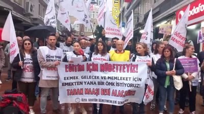 Öğretmen-Sen üyeleri, Samsun’da ‘taban maaş’ talebiyle nöbet tuttu. Öğretmen-Sen Karadeniz