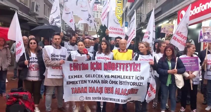 Öğretmen-Sen üyeleri, Samsun’da ‘taban maaş’ talebiyle nöbet tuttu. Öğretmen-Sen Karadeniz
