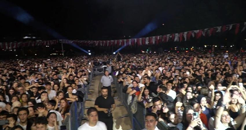 Şehitkamil Belediyesi’nin 19 Mayıs Gençlik Konseri’nde Gülşen Sahne Aldı Şehitkamil Belediyesi, Pancarlı Festival Alanı’nda düzenlediği “19 Mayıs Gençlik Konseri”