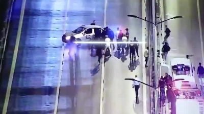 Çift yönlü olarak trafiğe kapatılan 15 Temmuz Şehitler Köprüsü, eylemcinin