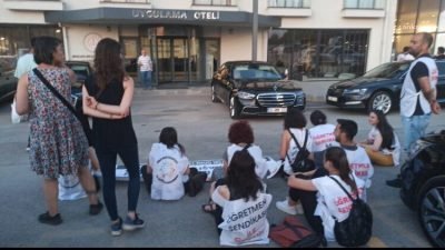 Özel Sektör Öğretmenleri Sendikası üyeleri, Milli Eğitim Bakanı Yusuf Tekin’in