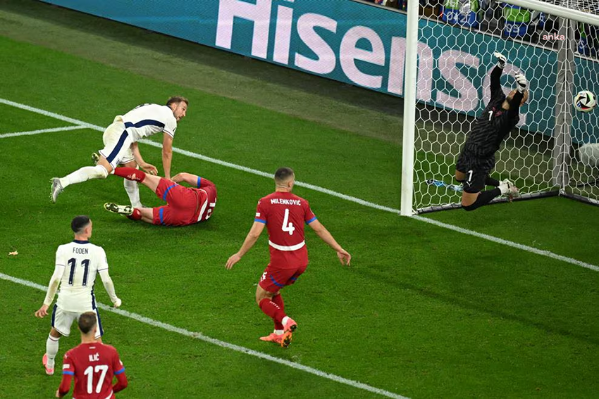 Avrupa Futbol Şampiyonası'nda C ve D grubunda ilk maçlar oynandı.