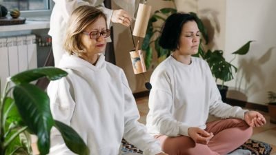 Bir adam, lekeli aynadaki yansımasına bakarak kendi yaşlılığına ve kötü