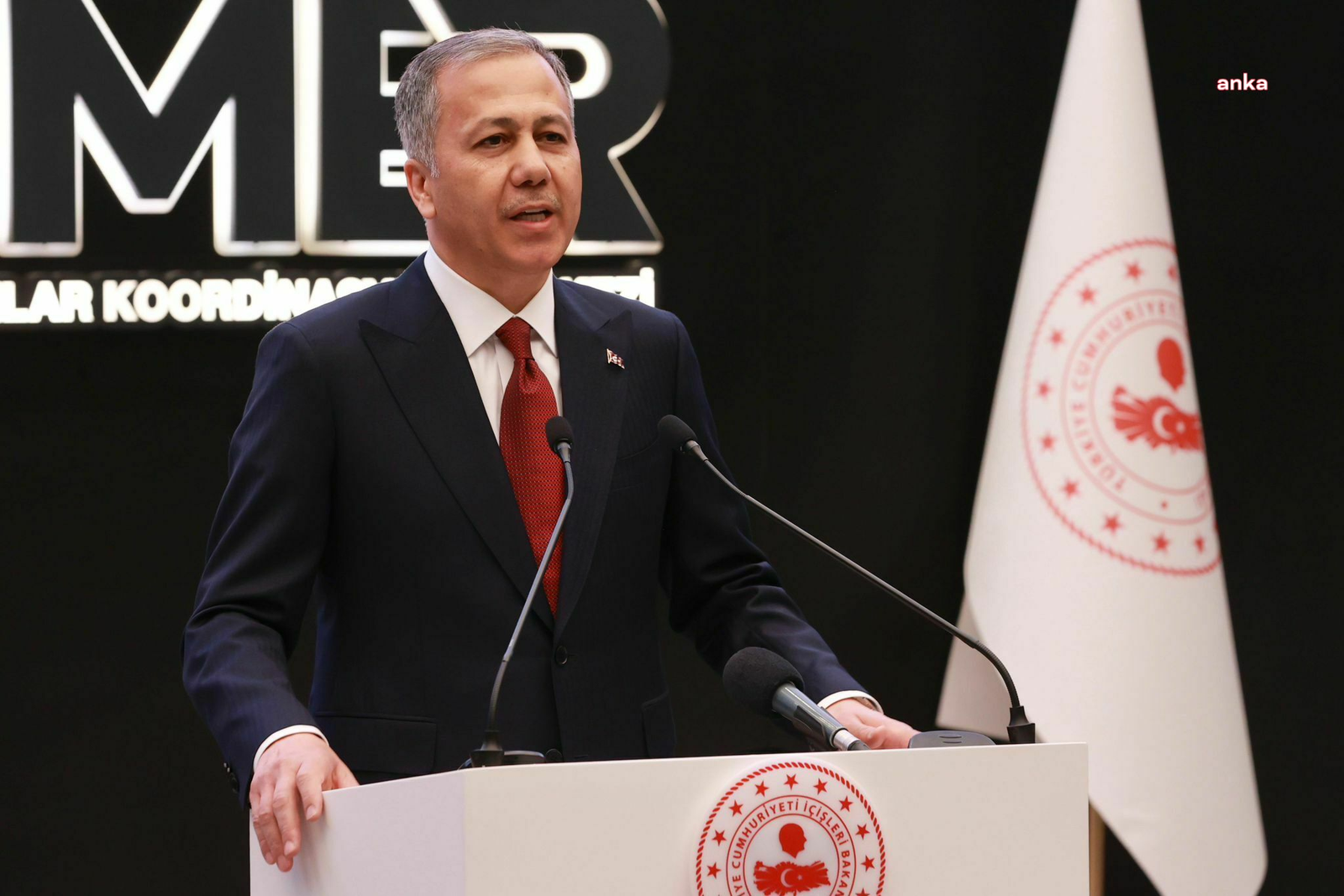icisleri-bakani-yerlikaya-15-temmuz-sehitler-koprusunun-cift-yonlu-olarak-trafige-kapatilmasina-sebep-olan-r-c-c-adli-sahsin-15-yildir-bipolar-tedavisi-gordugu-tespit-edilmistir