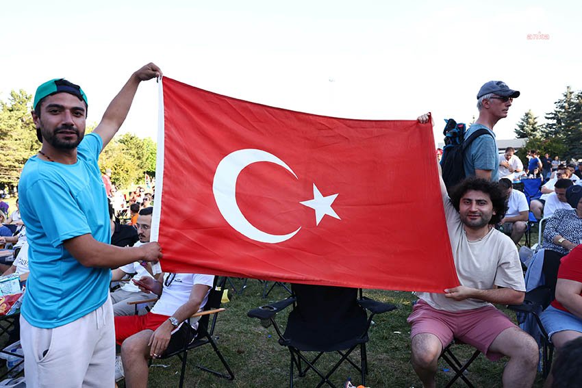 cankayalilar-milli-mac-heyecanina-dev-ekrandan-ortak-oldu
