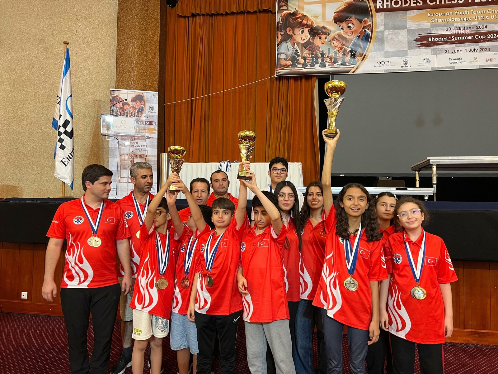 genc-satranccilardan-avrupa-sampiyonlugu-gulkiz-tulay-satrancta-avrupanin-en-iyisi-turkiye