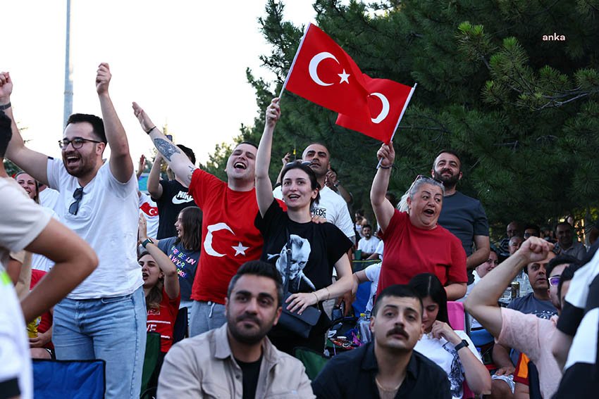 cankayalilar-milli-mac-heyecanina-dev-ekrandan-ortak-oldu
