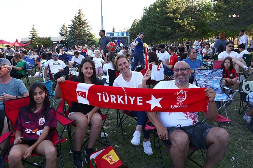 cankayalilar-milli-mac-heyecanina-dev-ekrandan-ortak-oldu