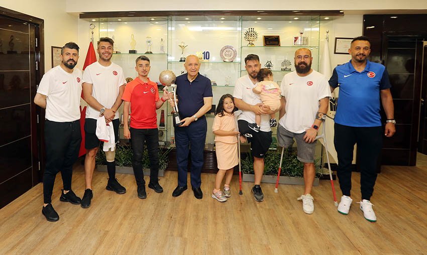 Avrupa Şampiyonası'nın finalinde İspanya'yı 3-0 yenerek üst üste üçüncü kez