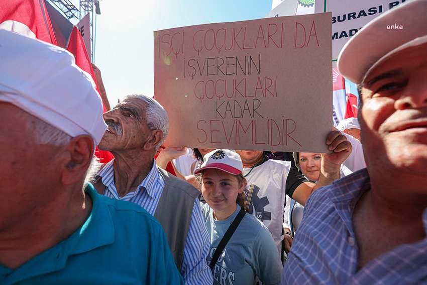 Özgür Özel, Kocaeli’nin Gebze İlçesinde düzenlenen Geçinemiyoruz Emek Mitingi’nde konuştu