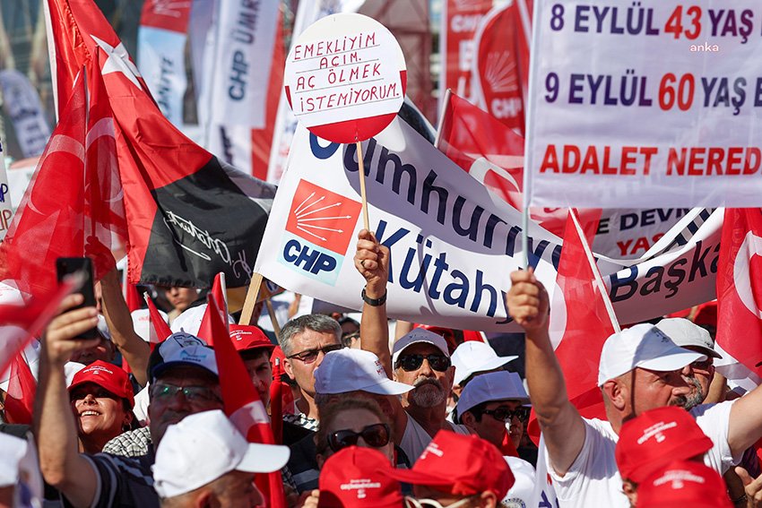 Özgür Özel, Kocaeli’nin Gebze İlçesinde düzenlenen Geçinemiyoruz Emek Mitingi’nde konuştu