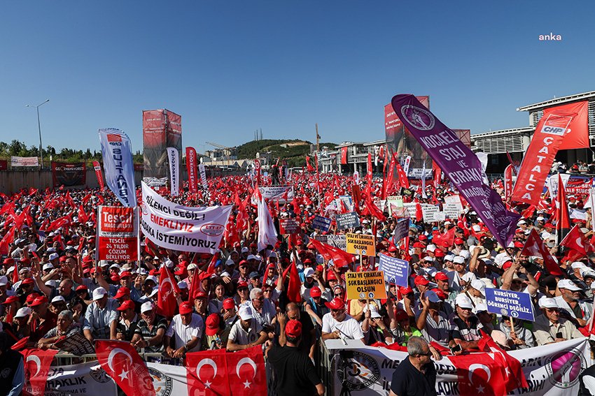 Özgür Özel, Kocaeli’nin Gebze İlçesinde düzenlenen Geçinemiyoruz Emek Mitingi’nde konuştu