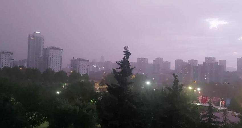 İstanbul, hava sıcaklığının 8-10 derece birden düşmesiyle başlayan rüzgarlı ve