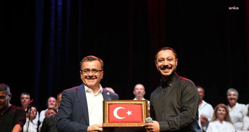 Altıeylül Alaturka Türk Müziği Topluluğu konseri büyük beğeni topladı Altıeylül Alaturka Türk Müziği Topluluğu'nun Avlu Kongre ve Kültür Merkezi'nde