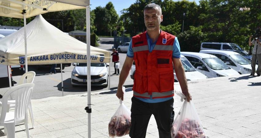 Ankara Büyükşehir Belediyesi, vatandaşların getirdikleri kurban eti bağışlarını toplamaya devam