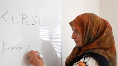 Ataşehir Belediyesi kurslarına katılan 61 yaşındaki Kamer Ayırtır, okuma yazma