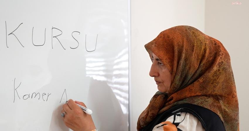 Ataşehir Belediyesi kurslarına katılan 61 yaşındaki Kamer Ayırtır, okuma yazma