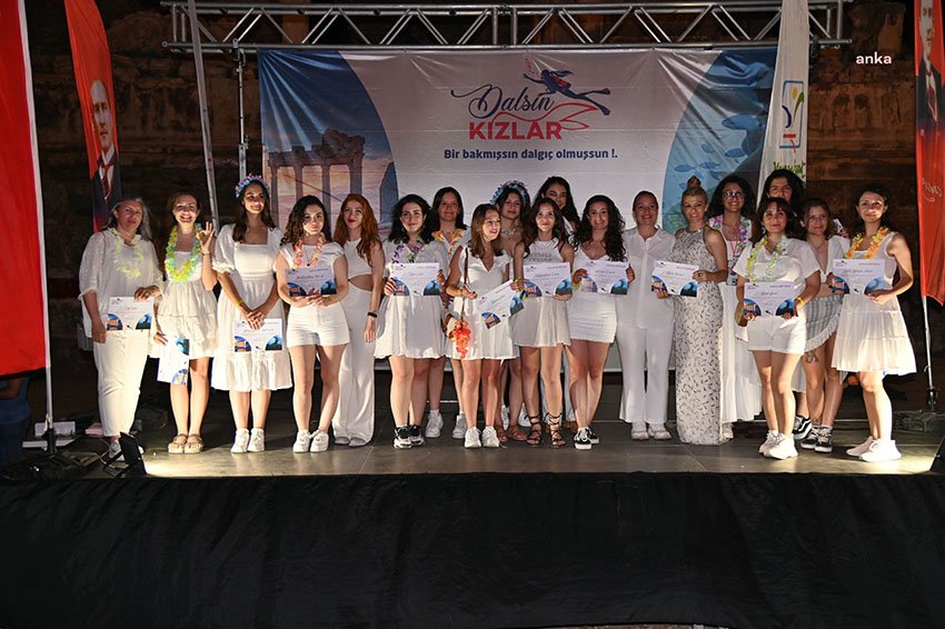 dalsin-kizlar-sualti-etkinligine-side-ev-sahipligi-yapti