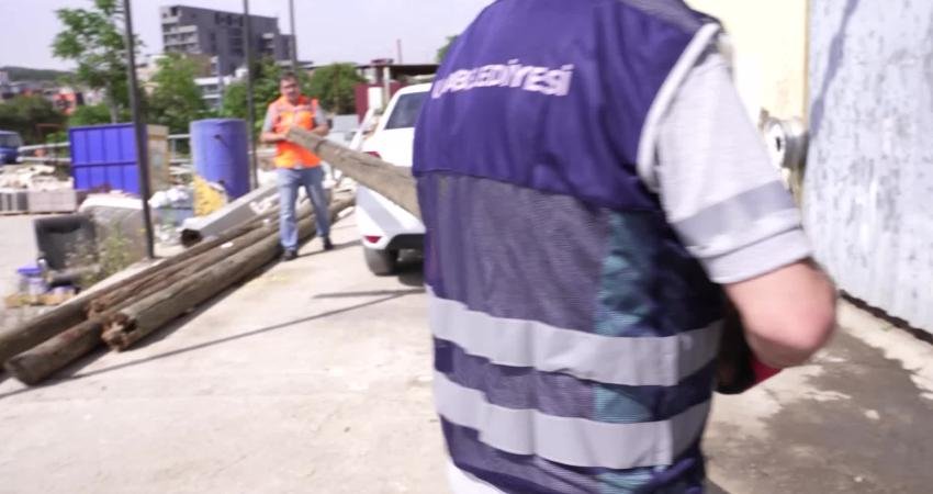 Buca Belediyesi, ilçedeki atık ahşapları toplayarak kent ve ofis mobilyalarına