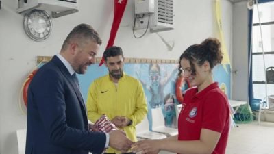 Buca Belediyesi Gençlik ve Spor Kulübü yüzücülerinden 14 yaşındaki milli