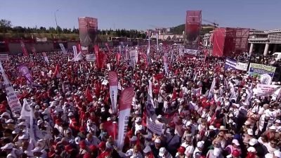 CHP Genel Başkan Yardımcısı Gamze Taşcıer, CHP’nin “Geçinemiyoruz” mitinginde, “Mücadelenizle,